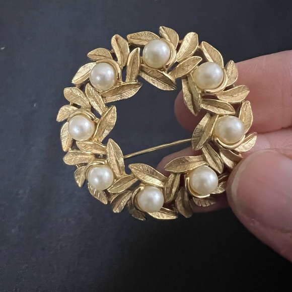 Vintage 1970s Costume Jewelry Avon Faux Pearl And Gold Leaves Wreath Brooch - Picture 7 of 9